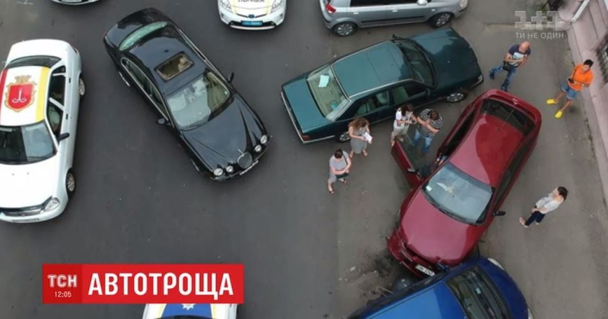 В Одесі нетвереза водійка на Jaguar розтрощила п'ять автівок
