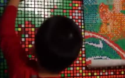 Зібраний школярем портрет футболіста із 999 кубиків Рубіка та спокусливі форми плюс-сайз моделі Ешлі Грем. Тренди Мережі