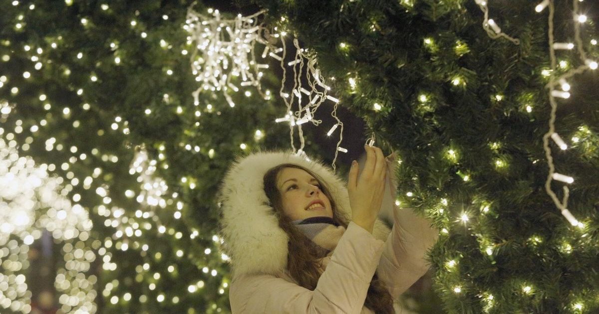 Зомбі-ялинка. Після насмішок у Facebook київські комунальники видалили пост із різдвяним "креативом"
