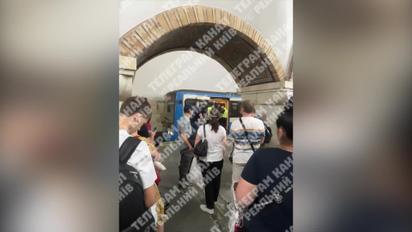 У метро Києва під потяг потрапила людина