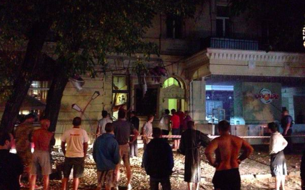 Взрывом были уничтожены входные двери, а также поврежден зал / © Twitter.com/@NovorosDonbasov