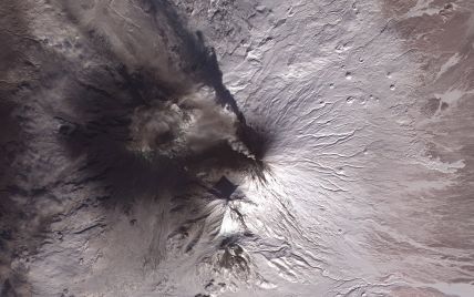 На востоке России самый высокий вулкан Евразии выкинул пепел, "пострадали" туристы