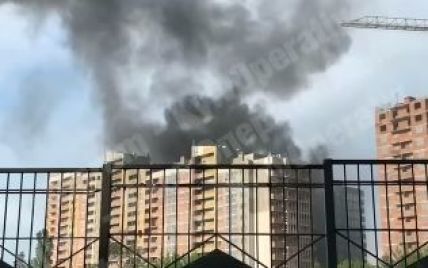 В одному зі спальних районів Києва палає новобудова