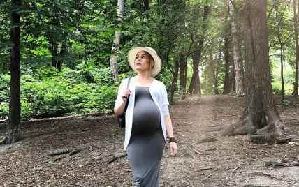 В обтислій сукні і капелюсі: вагітна Alyosha сходила на прогулянку до лісу