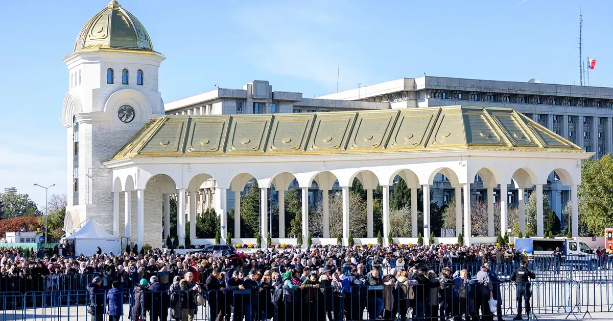 Черга до православного храму у Бухаресті