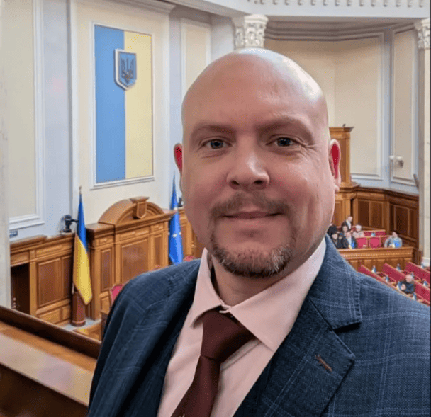 Британского депутата обвиняют в домогательствах к украинской переводчице