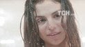 Селена Гомес без мейк-апа сжевала помаду и погуляла в морозильной камере в видео на трек Fetish
