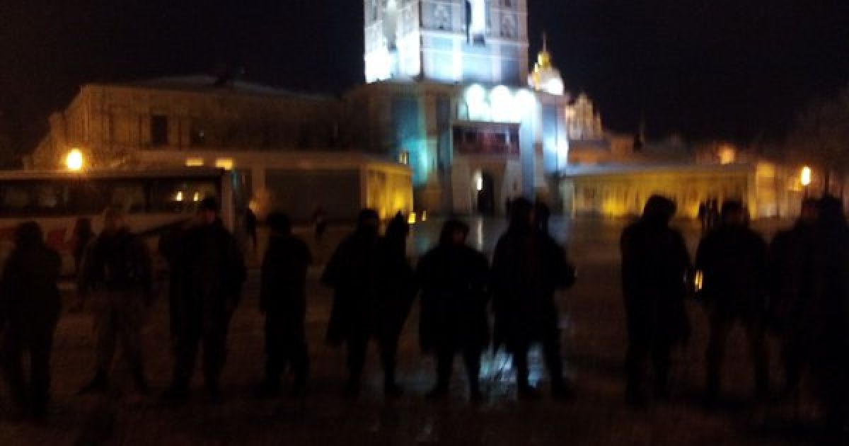 Возле офиса Ахметова второе воскресенье подряд происходят беспорядки. / © twitter.com/VilniyU