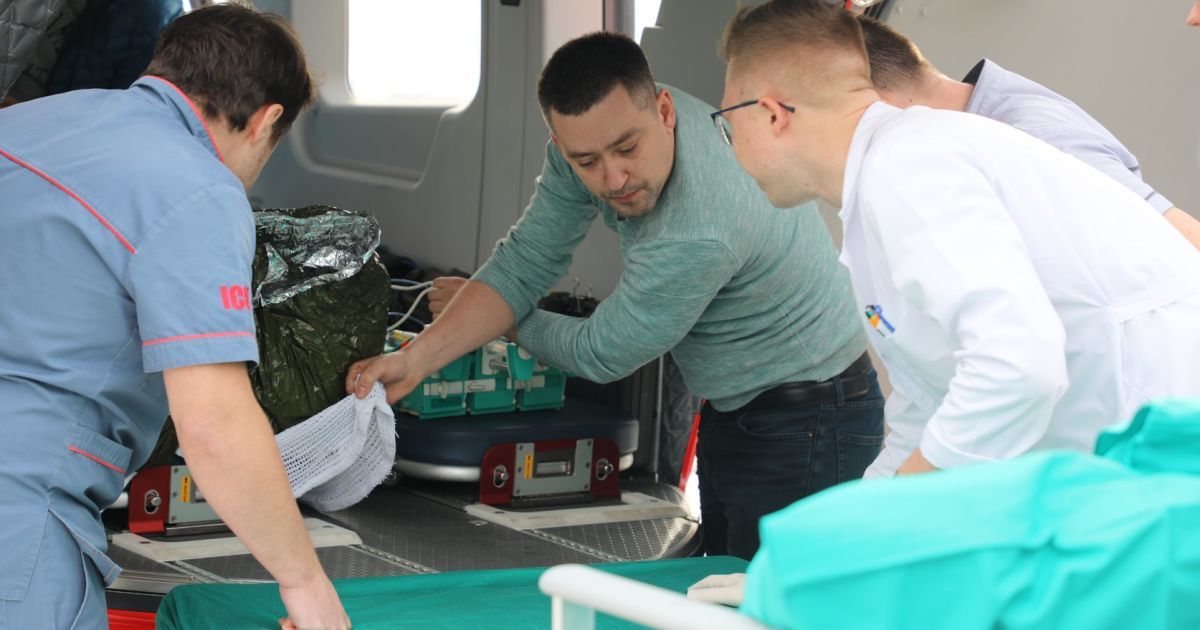 доправлення хворого гелікоптером із Харкова до Києва_1 / © ДСНС