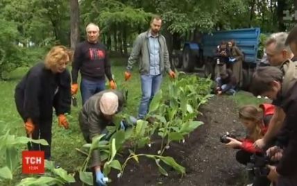 “Сажайте цветы, а не людей”: в Киеве провели акцию к 5 годовщине ареста Сенцова