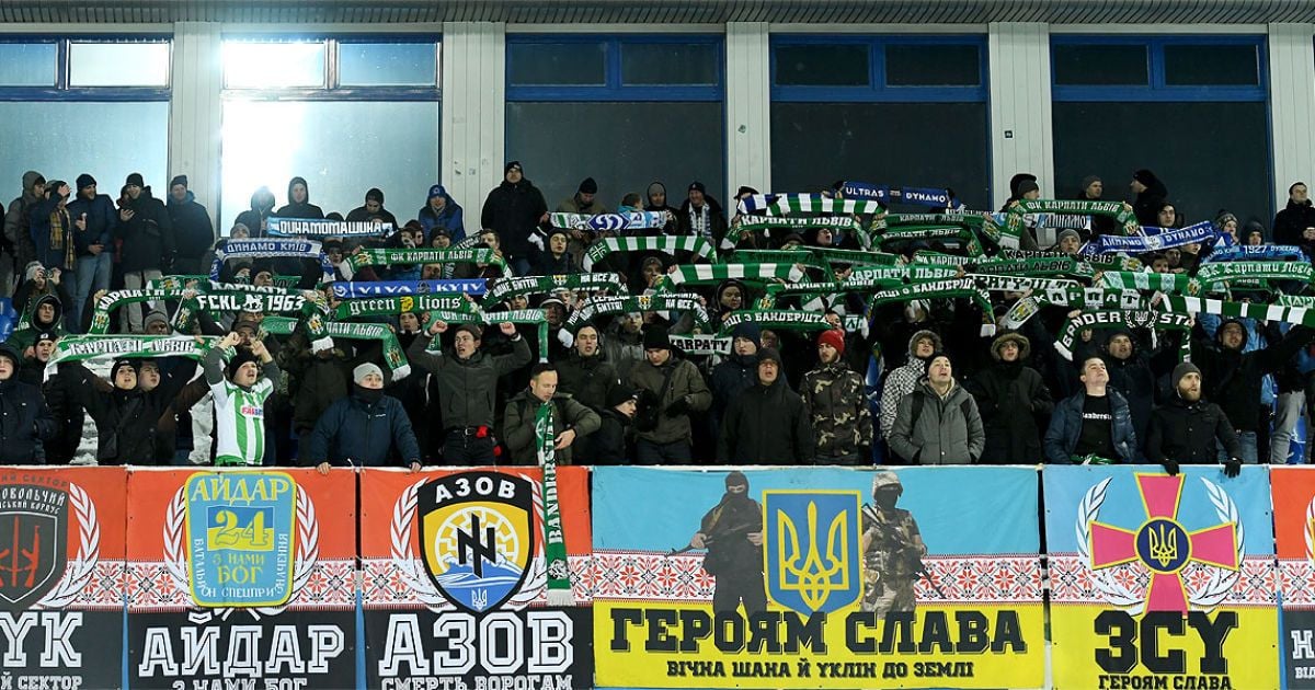 Фанаты "Карпат" сожгли флаг России во время матча чемпионата
