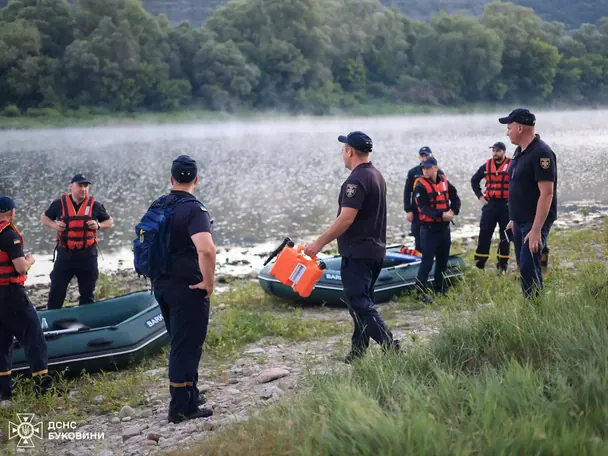 Пошуково-рятувальна операція на&nbsp;Дністрі в&nbsp;Чернівецькій області / &copy; ДСНС