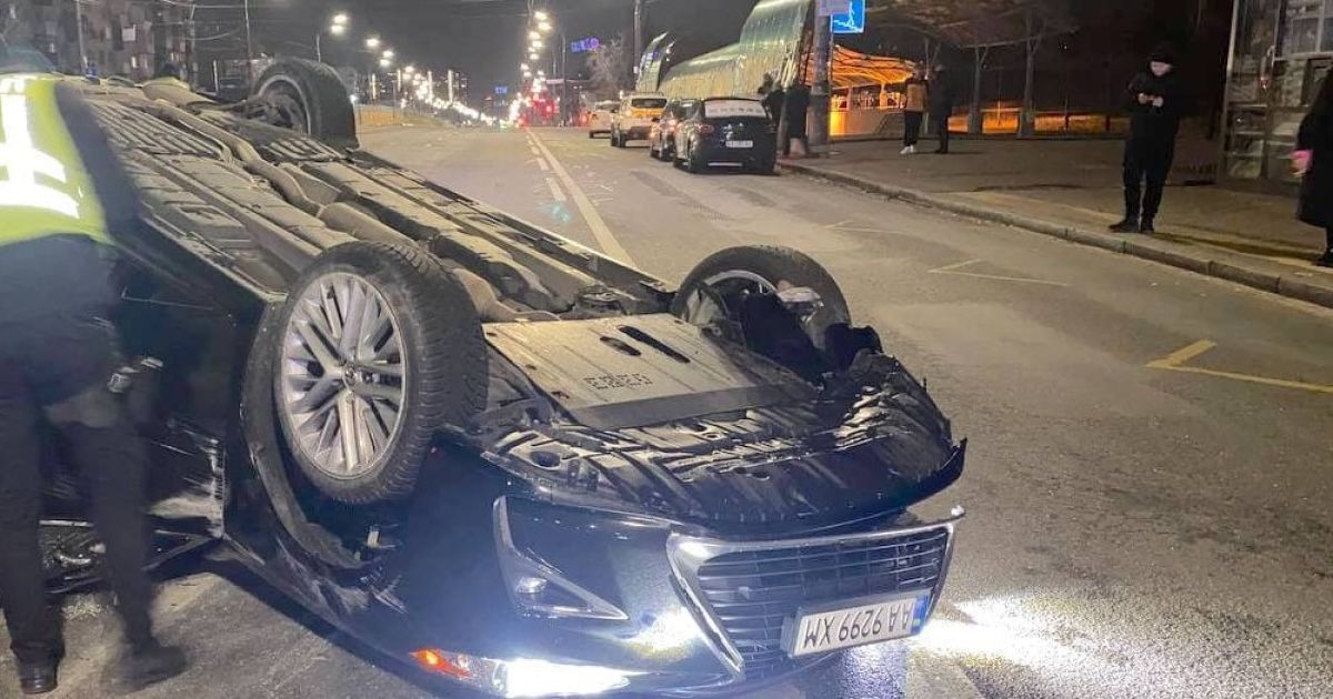 В Киеве парень, убегая от драки, погиб под колесами авто