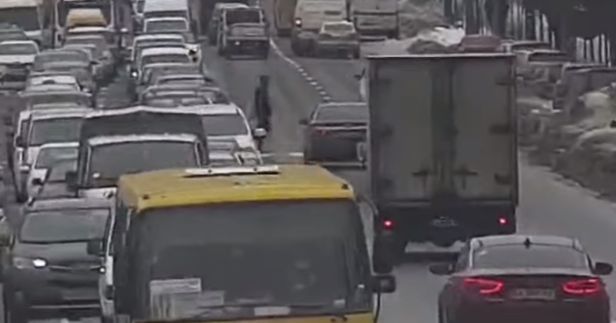 В Киеве автомобиль снес пешехода на переходе: видео