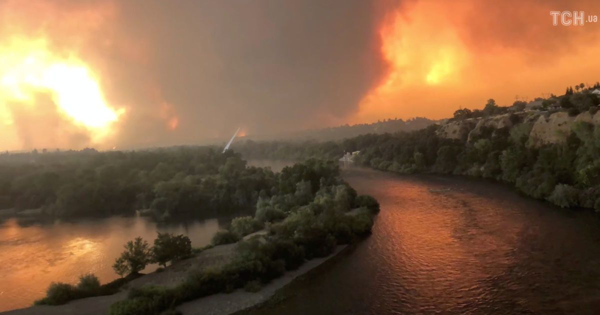 Сотні знищених будинків і два людських життя: лісові пожежі набирають сили в Каліфорнії
