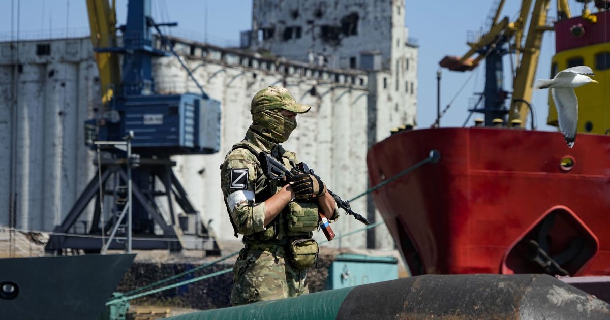 "Треба у щось вдягатись": у Росії наречена хотіла пограбувати окупанта, який на війні втратив руку