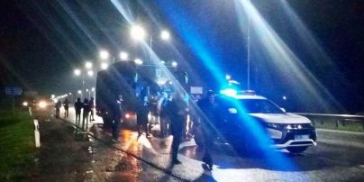 Розлючені фанати "Карпат" зупинили клубний автобус після поразки від "Прикарпаття"