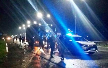 Розлючені фанати "Карпат" зупинили клубний автобус після поразки від "Прикарпаття"