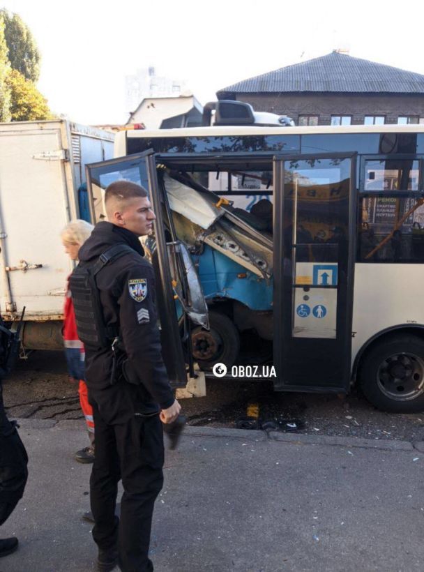 В Києві вантажівка в'їхала у маршрутку / Фото: Oboz.ua