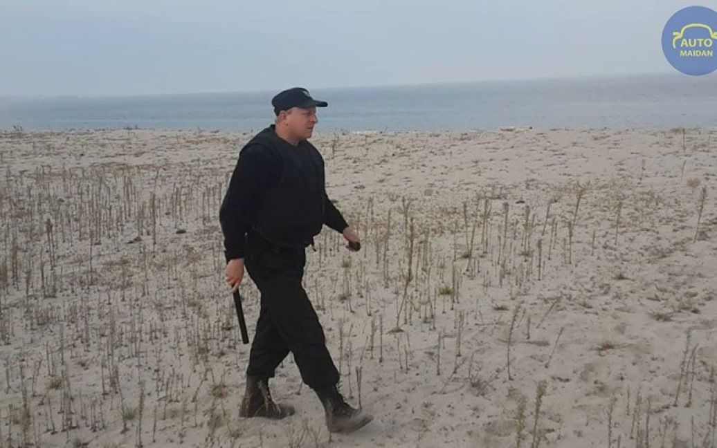 На пляже дежурят охранники / © сайт "Автомайдану"