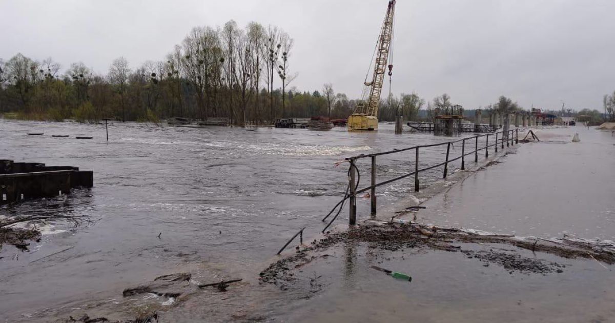 Велика вода під Києвом: затопило переправу до Іванкова (фото)