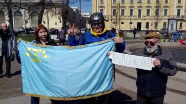 Пикет против запрета Меджлиса в Петербурге. / © Крым.Реалии