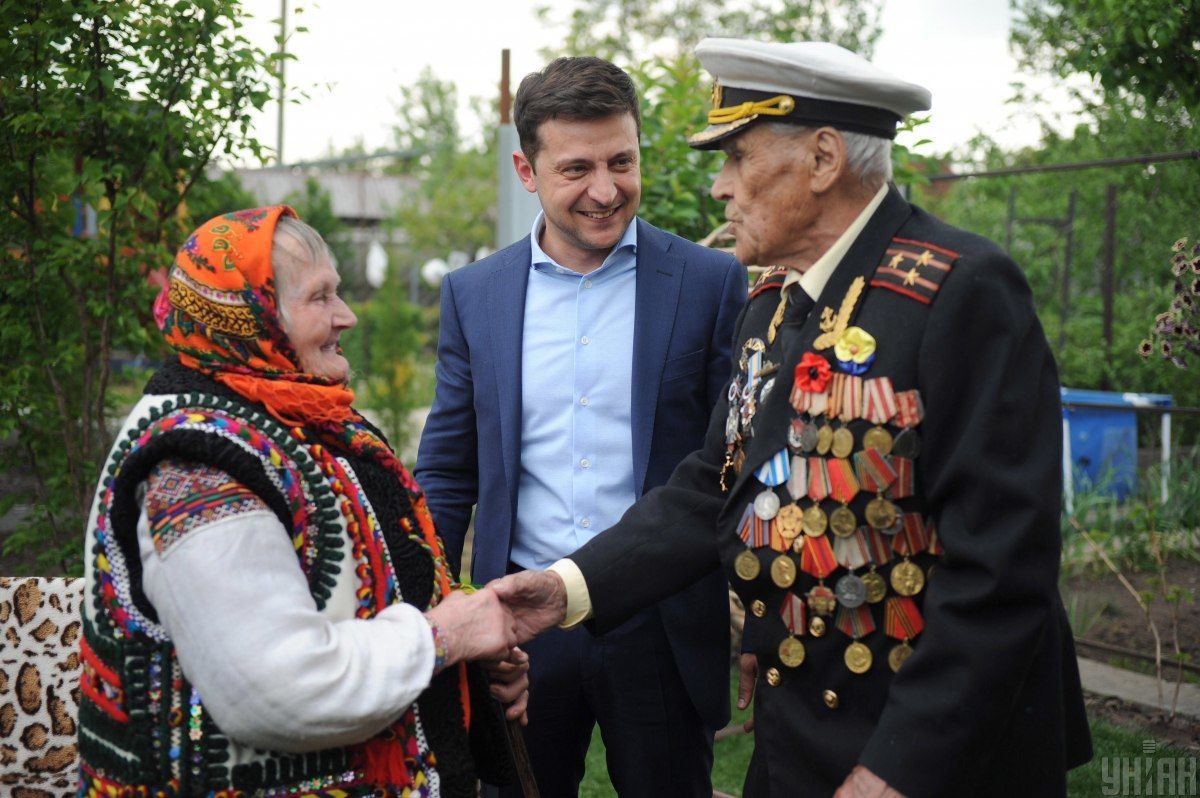 Колишня зв'язкова УПА Параскева Зеленчук-Потяк, ветеран Другої світової війни Іван Залужний та президент України Володимир Зеленський / © УНІАН