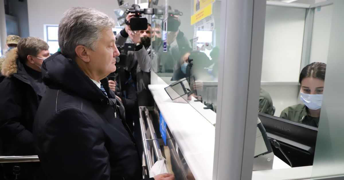 В Госпогранслужбе отреагировали на заявление Порошенко, что ему якобы "долго не отдавали паспорт"