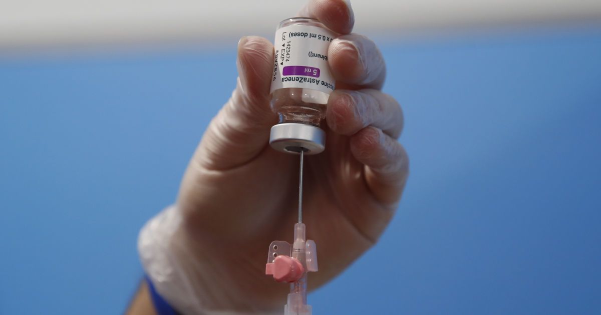 У МОЗ пообіцяли, що вакцина від коронавірусу AstraZeneca прибуде в Україну з дня на день