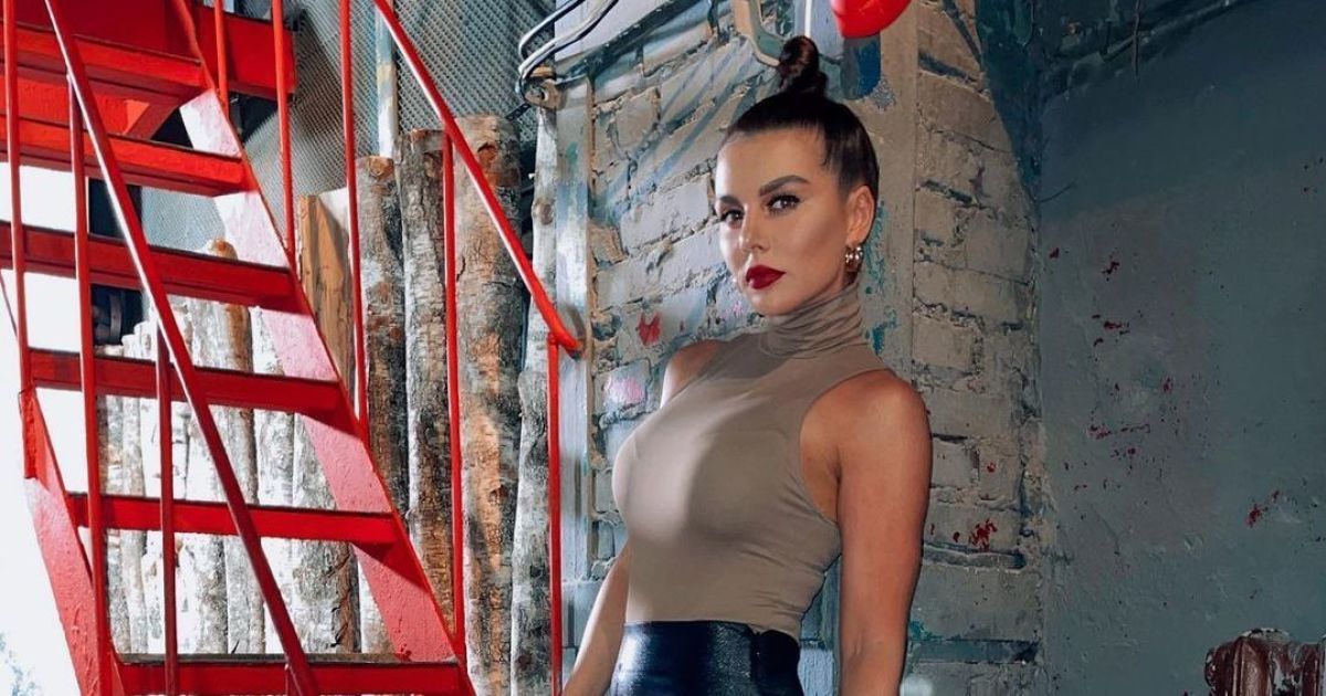 Анна Седокова в тесном купальнике едва удержала пышную грудь