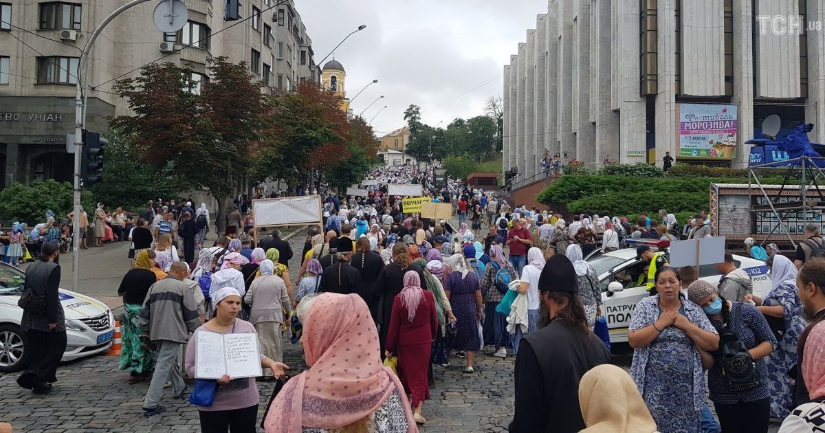 Верующие отправились на Владимирскую горку