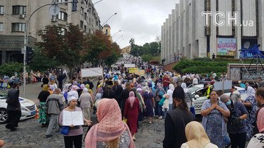 Верующие отправились на Владимирскую горку / © Фото Ивана Гребенюка/ТСН