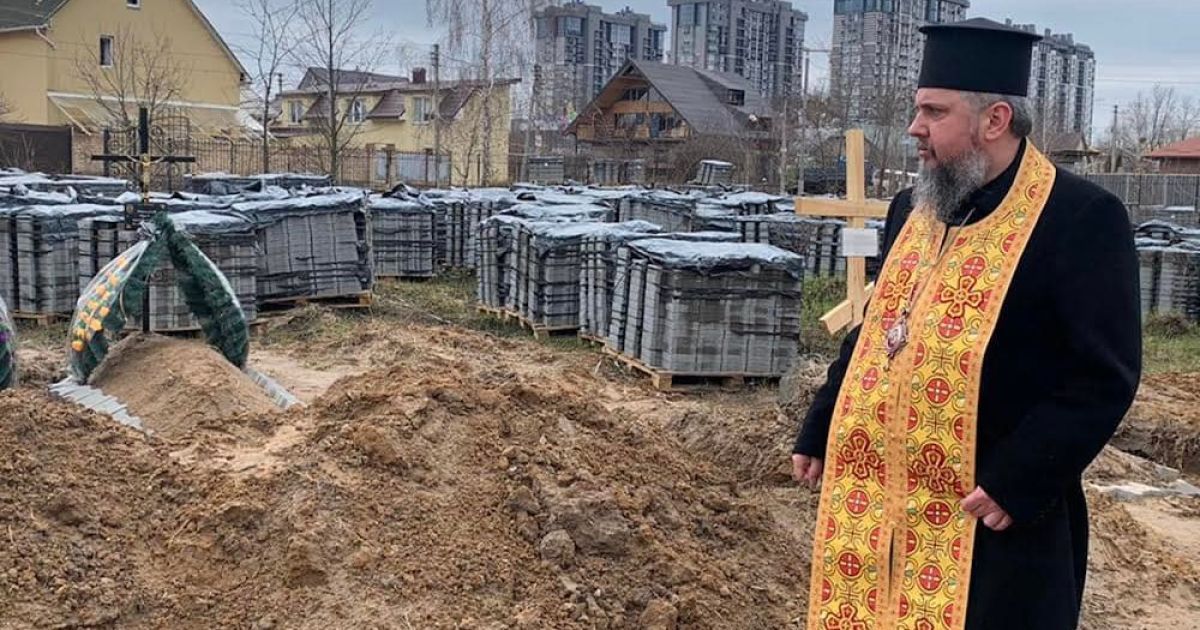 "Господи, зверши суд над вбивцями": митрополит Епіфаній у Бучі відслужив панахиду за закатованими українцями