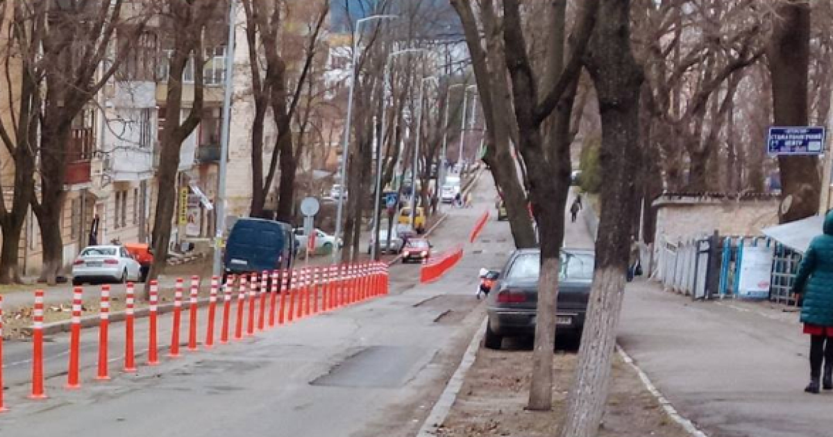 В Киеве вандалы уничтожили только установленные делиниаторы
