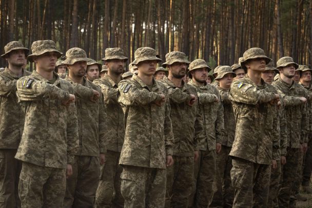 Новоприбулі солдати 3-ї штурмової бригади Збройних сил України вигукують гасла на військовій базі поблизу Києва / © Associated Press