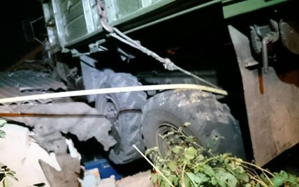 Вантажівка на даху будинку в Харкові: господарі не уявляють, де брати гроші на ремонт