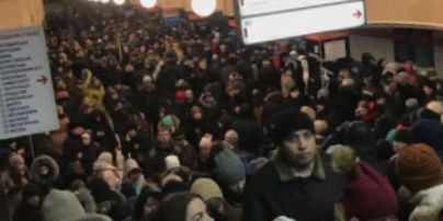 У Києві в годину пік зупинили одну з ліній метрополітену