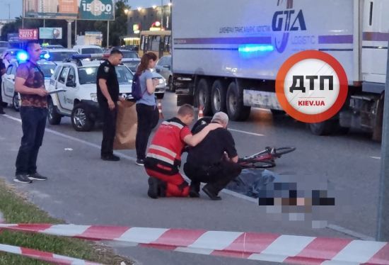 П'яний чоловік штовхнув велосипедиста під вантажівку: оприлюднено відео моменту смертельної ДТП