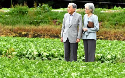На грядке и под руку: почетные император и императрица Японии встретились с фермерами