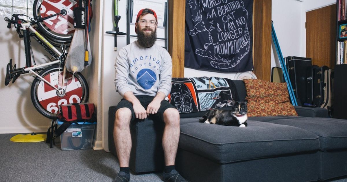 Дэвид Уильямс снял мужчин с их котами. / © Tumblr/Men with Cats