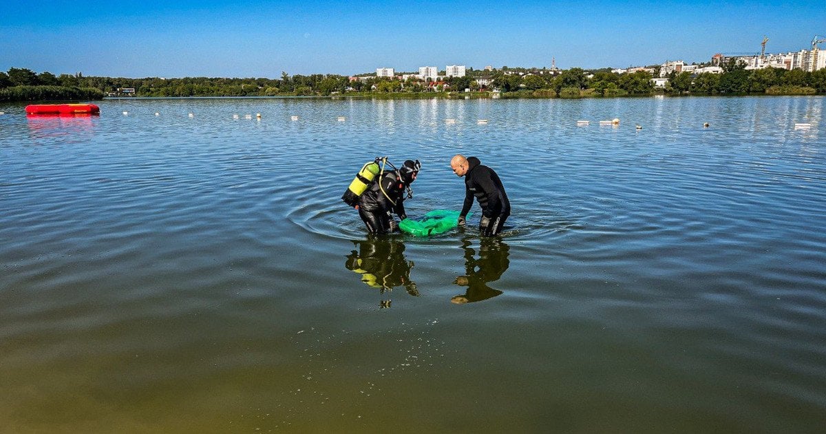 Рятувальник дістали тіло хлопчика з водойми