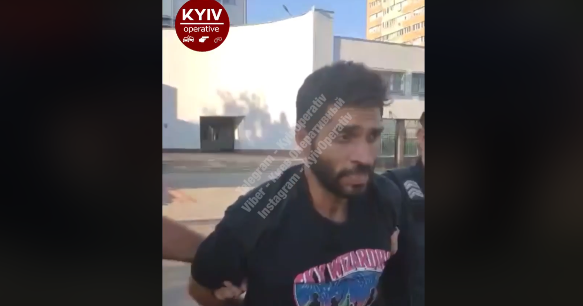 У Києві затримали іноземця, який підпалював автівки: з'явилося відео