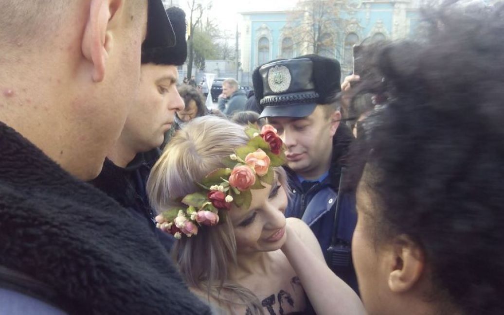 Під парламентом затримали дівчат з Femen / © twitter.com/HromadskeTV