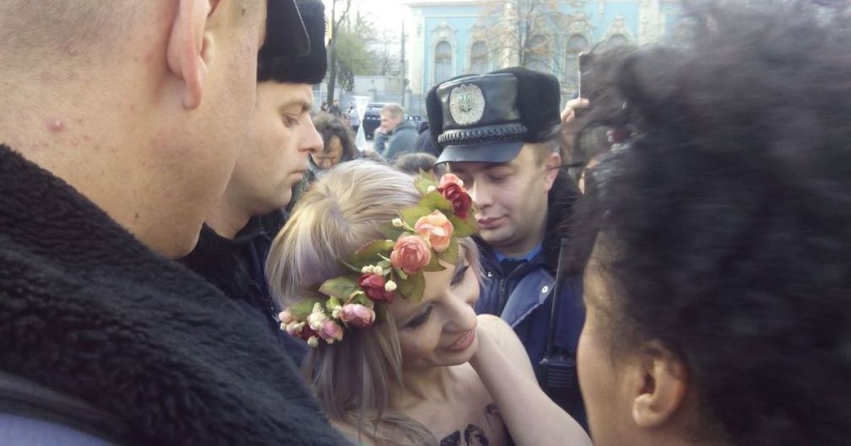 Під парламентом затримали дівчат з Femen / © twitter.com/HromadskeTV