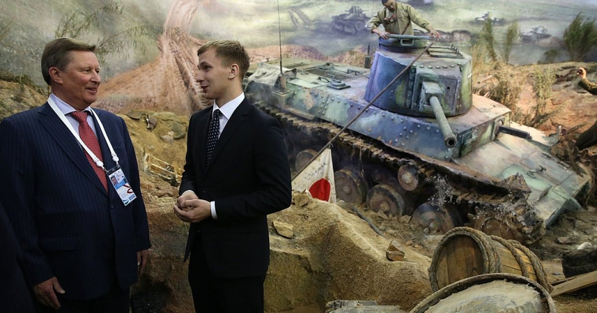 Иванов (слева) хвастается импортозамещением  в оборонной отрасли