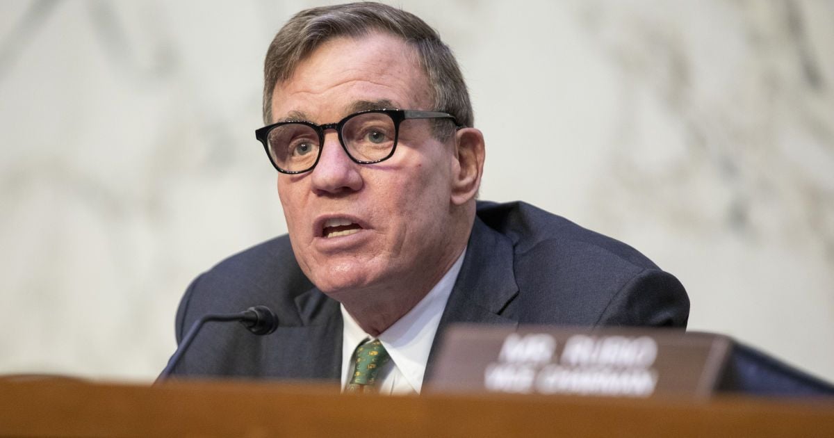 Глава комитета разведки Сената США Марк Уорнер побывал на закрытом брифинге у директора ЦРУ по атаке беспилотников на Кремль
