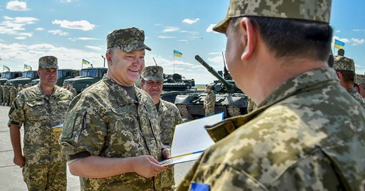 Порошенко пообещал "рекордный" бюджет украинской армии