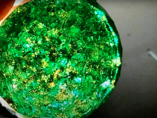 Під час обшуків злочинця виявили дорогоцінний камінь. Фото: скриншот з відео.