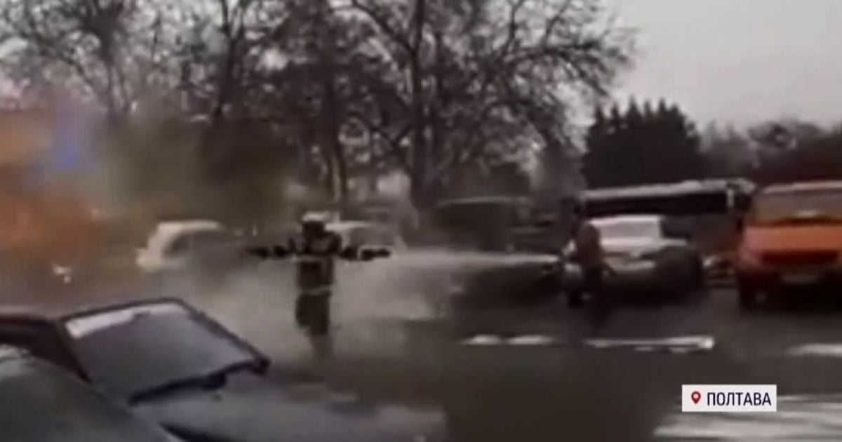 Ледяной душ с пожарного брандспойта: в Полтаве спасатели показали проводы своего коллеги на пенсию