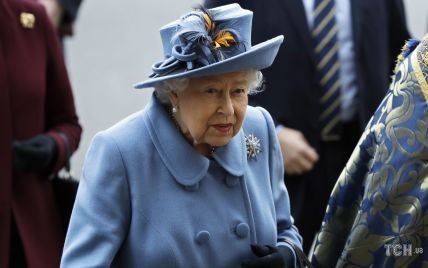 В кардигане и белой рубашке: королева Елизавета II посетила встречу